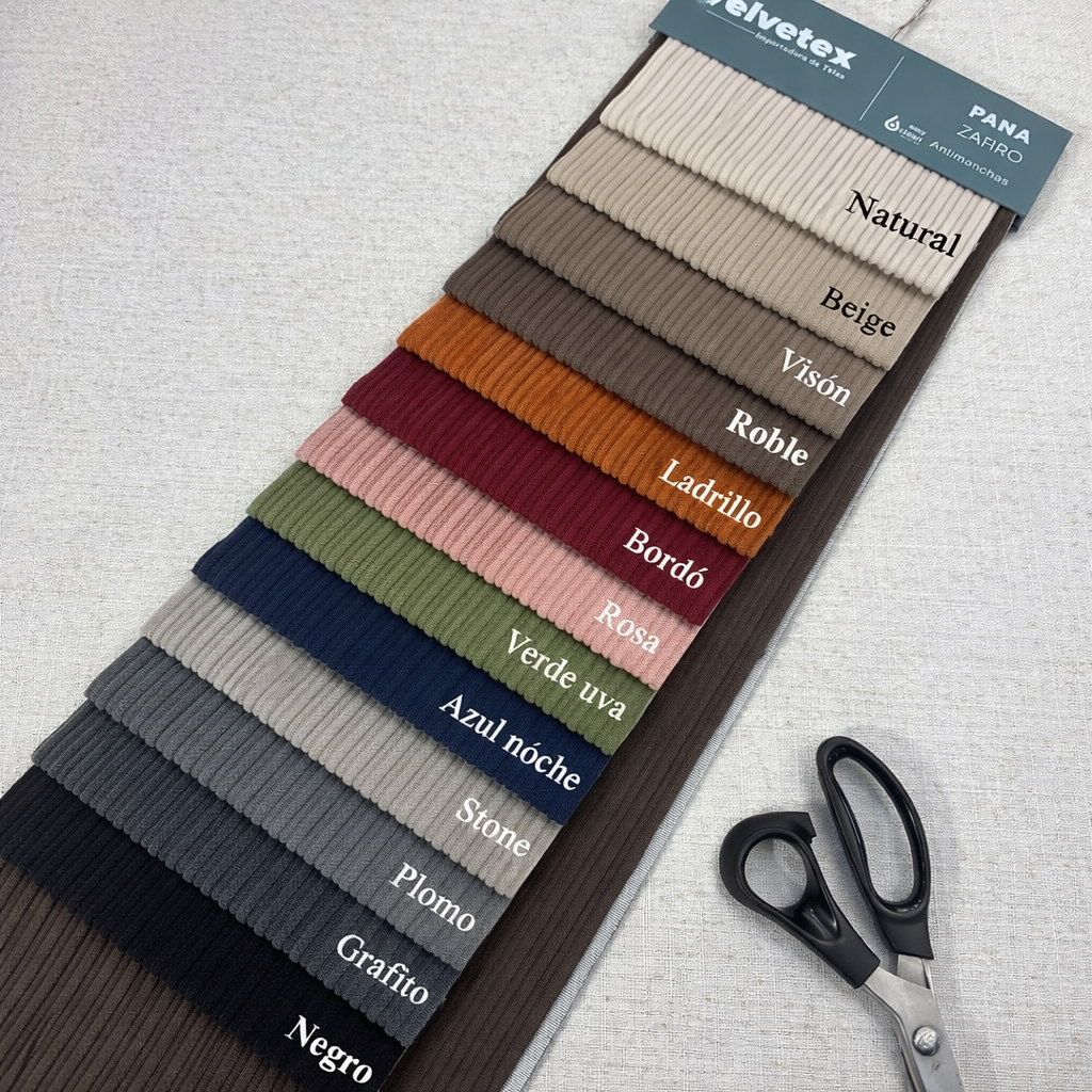 Muestrario de Pana Zafiro antimanchas con bastones tipo corderoy en colores natural, beige, visón, roble, ladrillo, bordó, rosa, verde uva, azul noche, stone, plomo, grafito y negro
