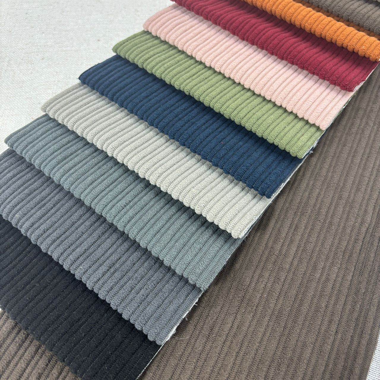 Muestrario de Pana Zafiro antimanchas con bastones tipo corderoy en colores natural, beige, visón, roble, ladrillo, bordó, rosa, verde uva, azul noche, stone, plomo, grafito y negro