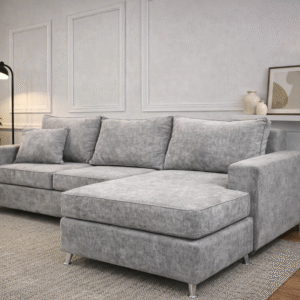 Esquinero Amstel con diseño moderno, confort diario y patas de aluminio en ambiente de living