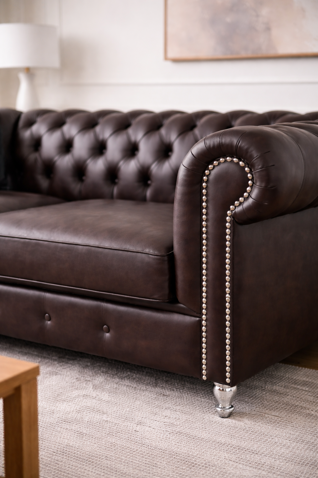 Chesterfield con diseño moderno, confort diario y patas aluminio ambiente de living