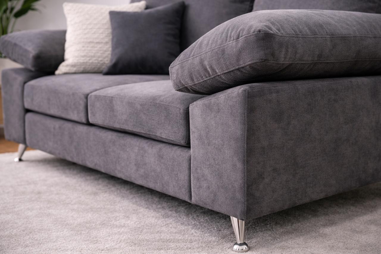 El Sofá Antonella con diseño moderno, confort diario y patas aluminio ambiente de livingEsquinero Chesterfield con diseño moderno, confort diario y patas aluminio ambiente de living