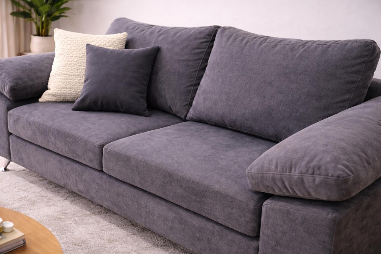 El Sofá Antonella con diseño moderno, confort diario y patas aluminio ambiente de livingEsquinero Chesterfield con diseño moderno, confort diario y patas aluminio ambiente de living